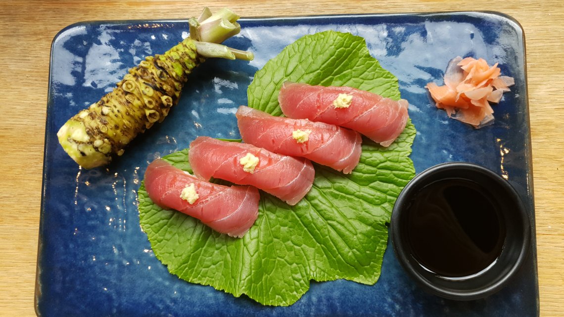 Kłącze wasabi podane z tuńczykiem Bluefin. Podane na liściu wasabi
